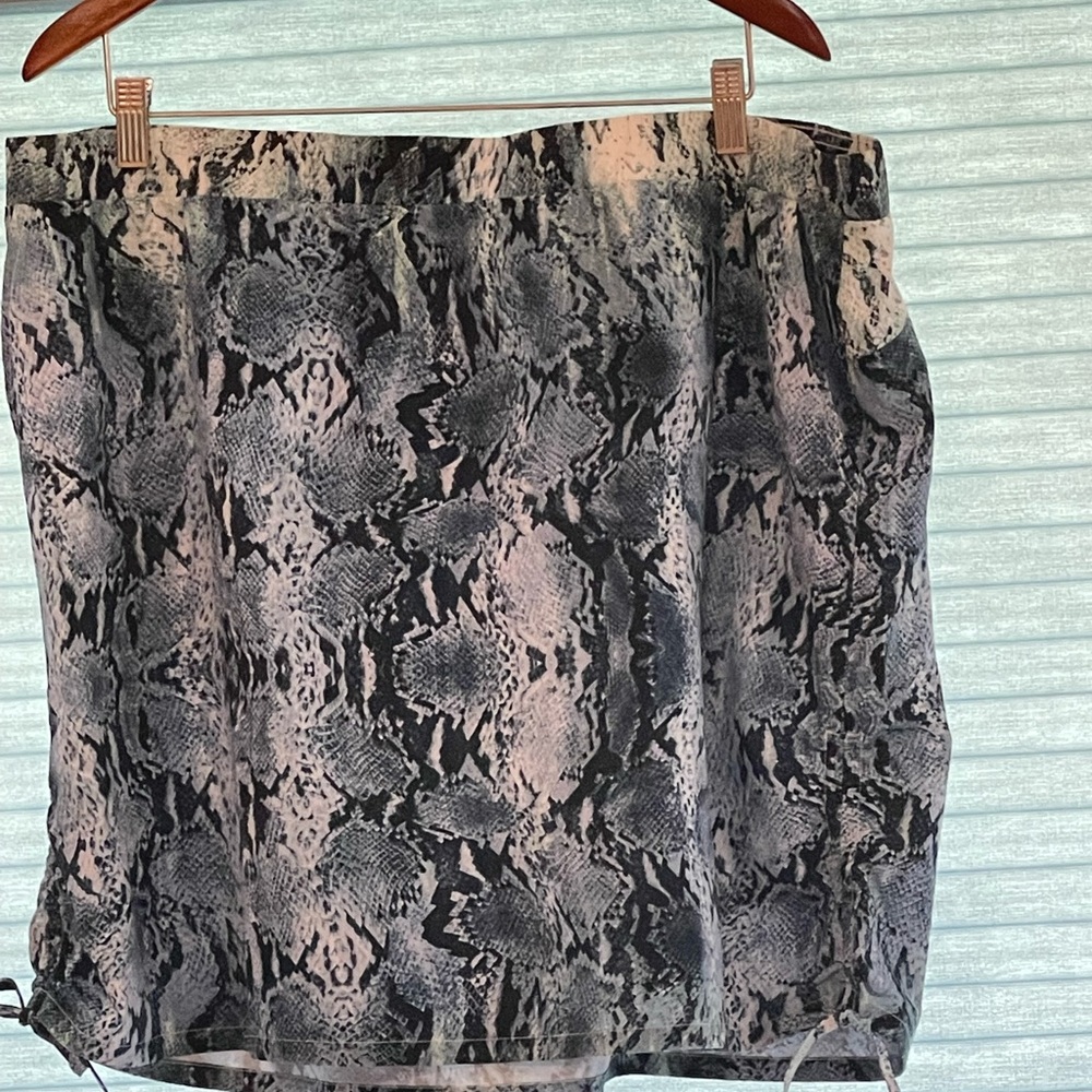 Chico’s Zenergy Skirt Blue & Black Print